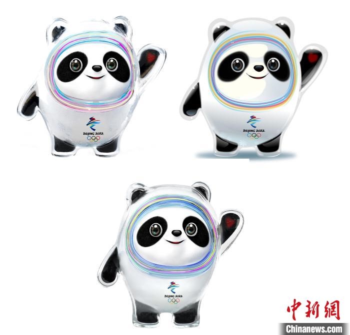 設(shè)計團隊將“冰絲帶”的形象引入大熊貓后逐漸成型。上方兩個形象還是外八字腳，下方形象為最終定稿?！⑵皆乒﹫D