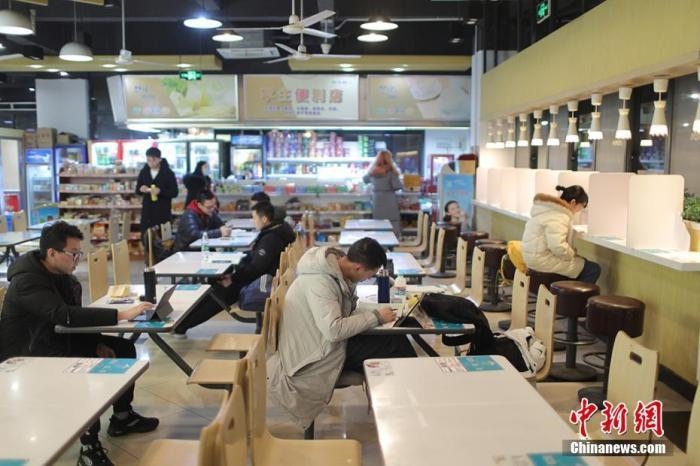 資料圖：考研學(xué)生在食堂內(nèi)復(fù)習(xí)。 泱波 攝