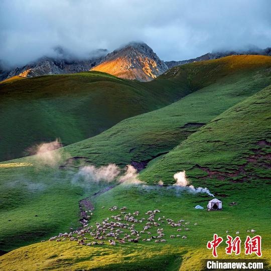 圖為作品《晨光炊煙》?！〗股?攝