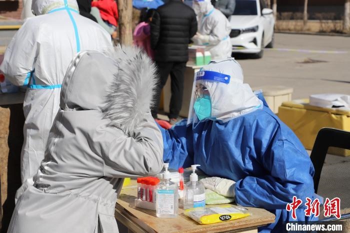 呼和浩特市民做核酸。　張林虎 攝