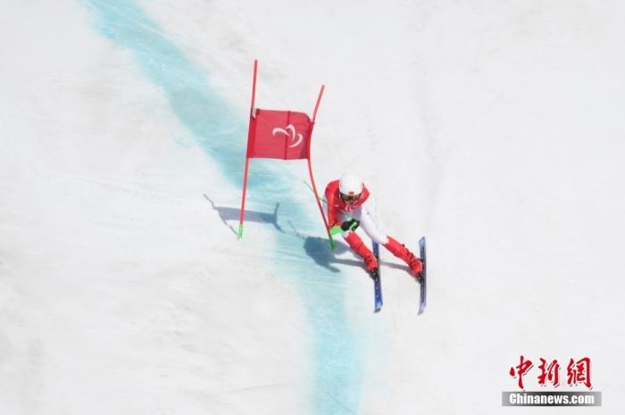 3月6日，中國選手梁景怡在比賽中。當(dāng)日，北京2022年冬殘奧會殘奧高山滑雪男子超級大回轉(zhuǎn)-站姿決賽在國家高山滑雪中心舉行，中國選手梁景怡奪得冠軍。 <a target='_blank' href='/'>中新社</a>記者 劉冉陽 攝 　