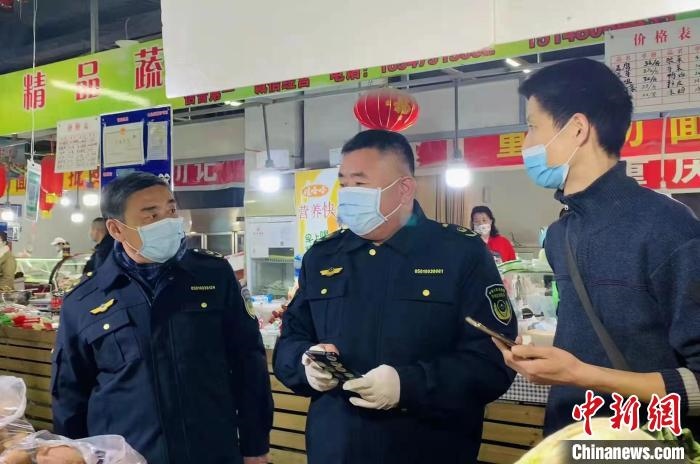 圖為執(zhí)法人員進行調(diào)查。　李婷婷　攝