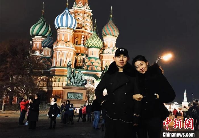 圖為敖木希勒夫婦留學(xué)合影。　敖木希勒供圖