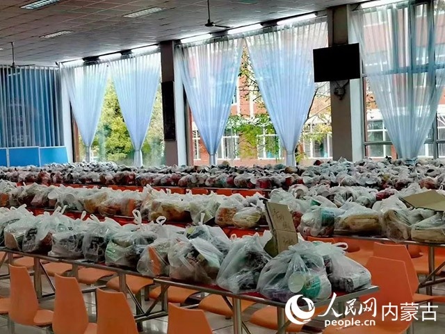 內(nèi)蒙古師范大學(xué)為返鄉(xiāng)學(xué)生準(zhǔn)備午餐和路途上的方便食品。內(nèi)蒙古教育廳供圖