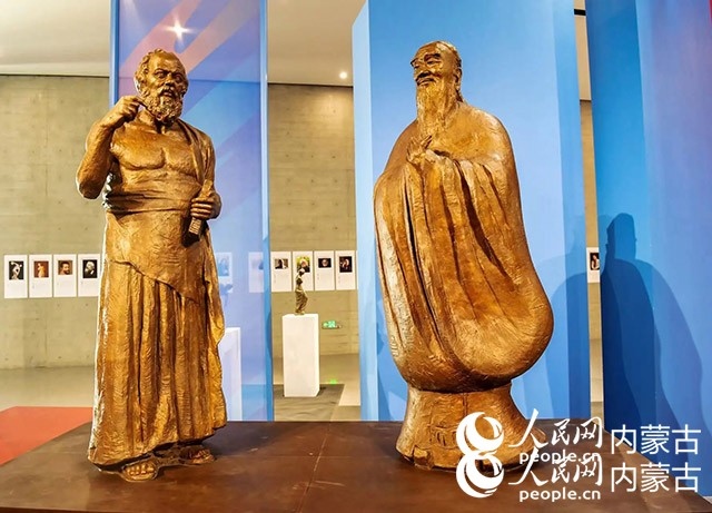 吳為山作品《神遇——孔子與蘇格拉底的對話》。實習生 楊光攝