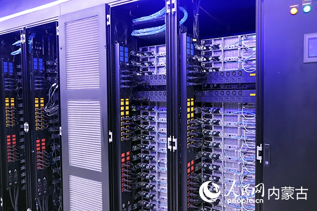 內(nèi)蒙古高性能計算公共服務(wù)平臺機(jī)房。人民網(wǎng)記者 苗陽攝