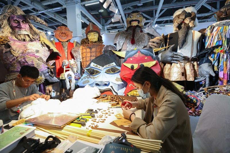 1620810924481758.jpg 5.烏蘭劇社戲劇創(chuàng)作實(shí)踐工作坊,內(nèi)蒙古藝術(shù)學(xué)院學(xué)生現(xiàn)場制作相關(guān)道具.jpg