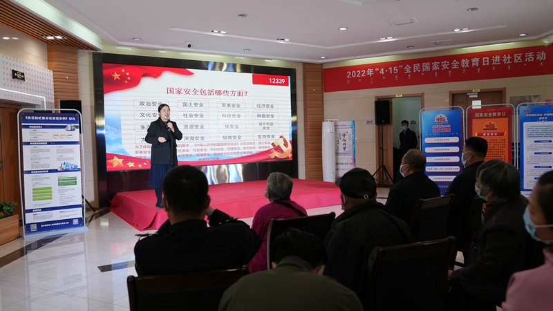 線下聯(lián)合各國家安全委員單位同步開展“國家安全進(jìn)社區(qū)”活動(dòng)，現(xiàn)場通過以國家安全知識(shí)問答為主線，穿插烏蘭牧騎演出、國家安全宣講、發(fā)放國家安全法律法規(guī)讀本等形式，圍繞什么是國家安全、國家安全包含哪些內(nèi)容、如何維護(hù)國家安全等方面，為社區(qū)老百姓開展宣傳宣講，同時(shí)作為現(xiàn)場“進(jìn)社區(qū)”活動(dòng)與線上直播活動(dòng)連線，把現(xiàn)場熱烈氣氛帶到網(wǎng)絡(luò)，與大家共同分享。 (4)_副本.jpg