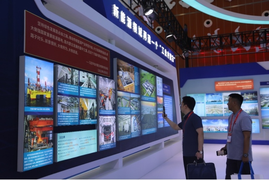 1721965735402390.png 組圖|聚焦“雙新”大會(huì) 大咖云集“展”風(fēng)采332.png