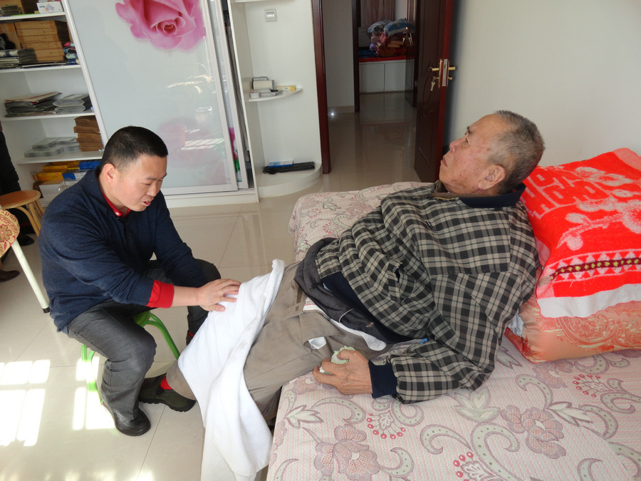 1749213440667595.jpg 父親去世前照顧癱瘓在床的老父親.JPG