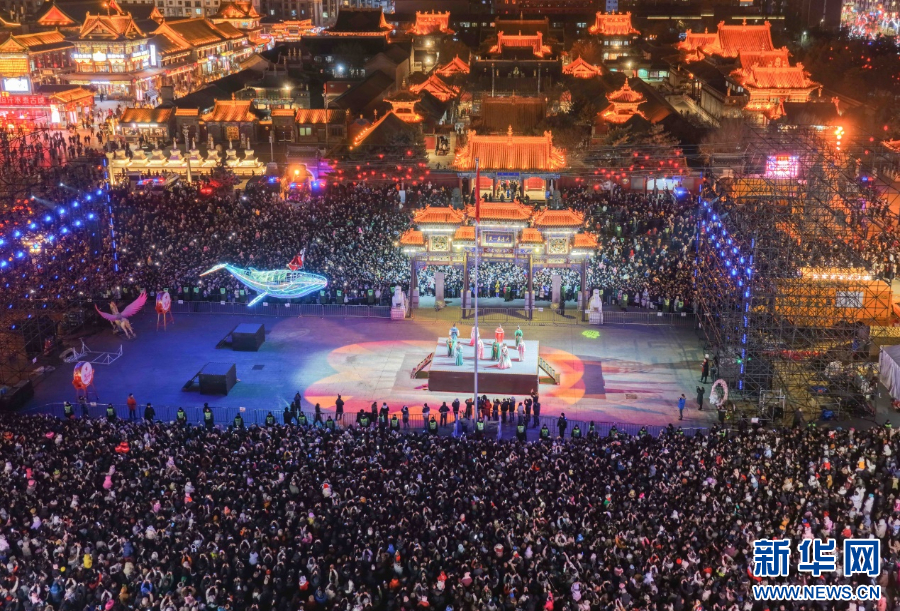 2025年12月31日晚，呼和浩特市玉泉區(qū)塞上老街旅游休閑街區(qū)跨年夜活動(dòng)現(xiàn)場游人如織。新華網(wǎng)發(fā)（丁根厚 攝）.jpg