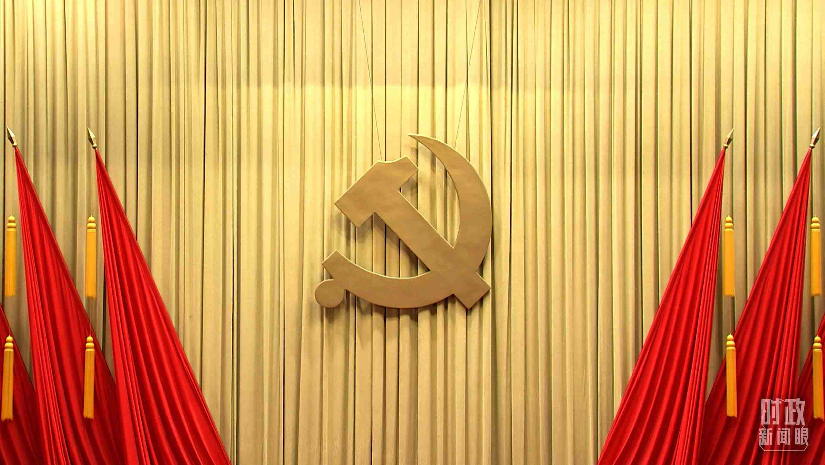 △會場上莊嚴的黨徽。（總臺央視記者郭鴻拍攝）