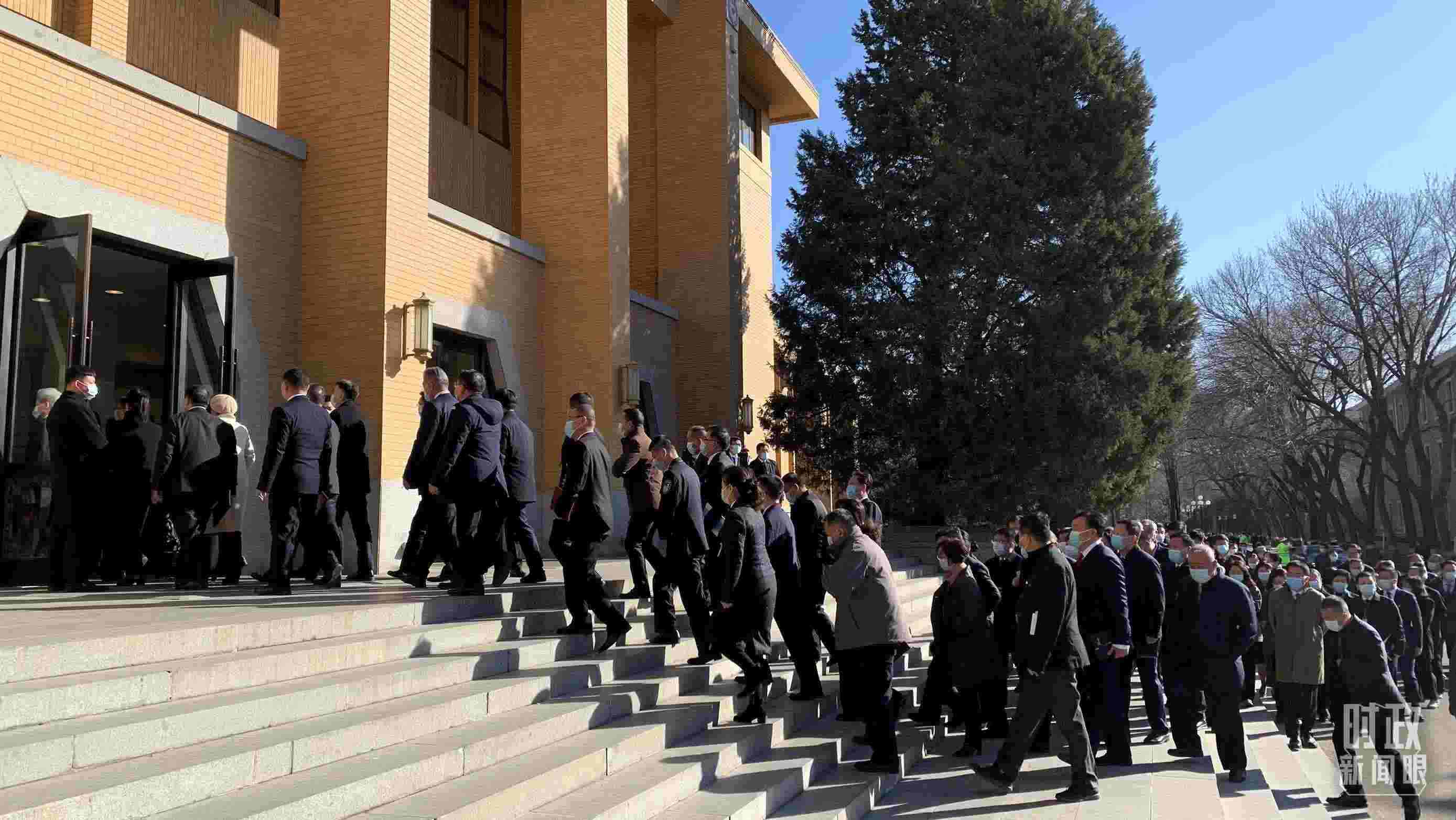 △參加這次慶祝大會暨開學典禮的與會人員正在步入會場。（總臺央視記者段德文拍攝）