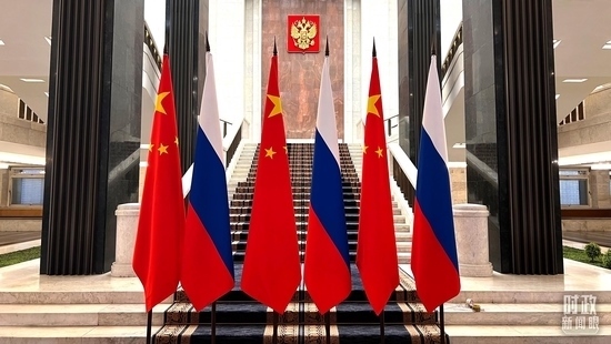 △習(xí)主席在這里同米舒斯京總理握手合影。（總臺(tái)央視記者程鋮拍攝）