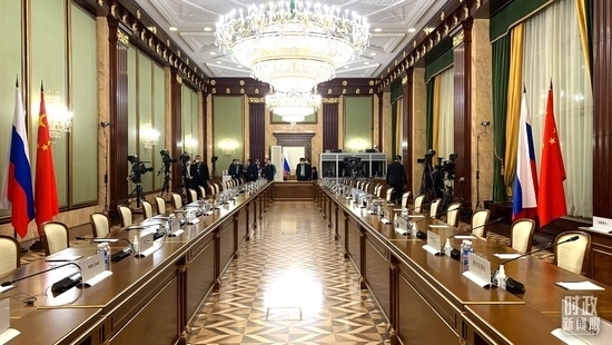 △俄羅斯聯(lián)邦政府大廈內(nèi)，習(xí)主席在這里會(huì)見俄羅斯總理米舒斯京。（總臺(tái)央視記者段德文拍攝）