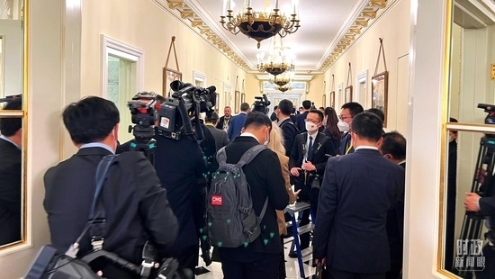  △等待進(jìn)入會(huì)場(chǎng)的新聞?dòng)浾邤D滿走廊。（總臺(tái)央視記者程鋮拍攝）