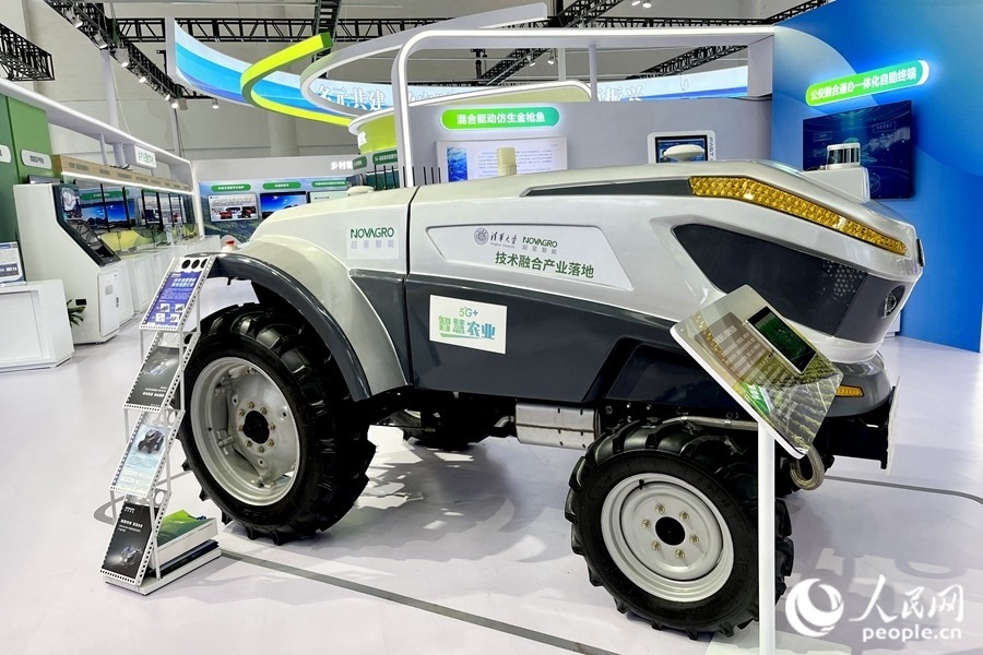 通過手機(jī)，就能指揮新能源無人駕駛拖拉機(jī)在田里作業(yè)。人民網(wǎng) 錢嘉禾攝