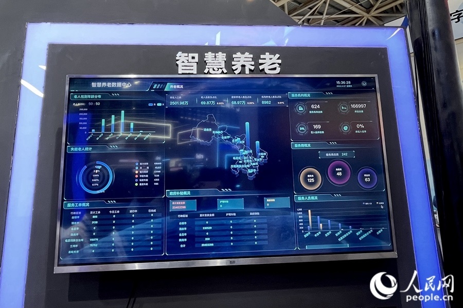 “意康養(yǎng)”智慧養(yǎng)老平臺(tái)充分利用信息化手段，把轄區(qū)內(nèi)社會(huì)資源充分整合和調(diào)配，滿足老年人多元的養(yǎng)老服務(wù)需求。人民網(wǎng) 錢嘉禾攝