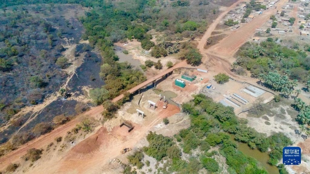 這是1月12日在科特迪瓦西北部奧迭內(nèi)省拍攝的北部公路項目施工現(xiàn)場（無人機照片）。新華社發(fā)（中國港灣工程有限責任公司供圖）