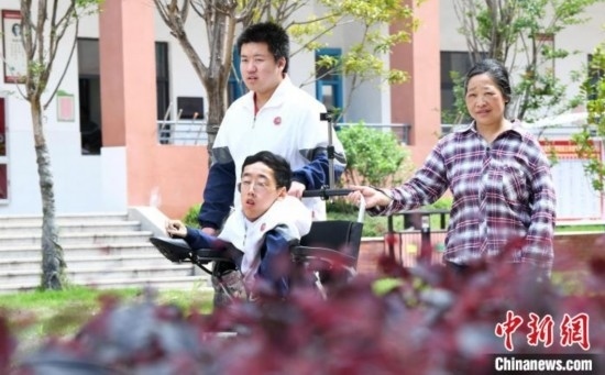 碰上天氣好，朱金祥就會(huì)利用休息時(shí)間，和鐘華強(qiáng)母親將其推出來(lái)賞賞花，曬曬太陽(yáng)，呼吸一下外面的新鮮空氣。 卓忠偉 攝