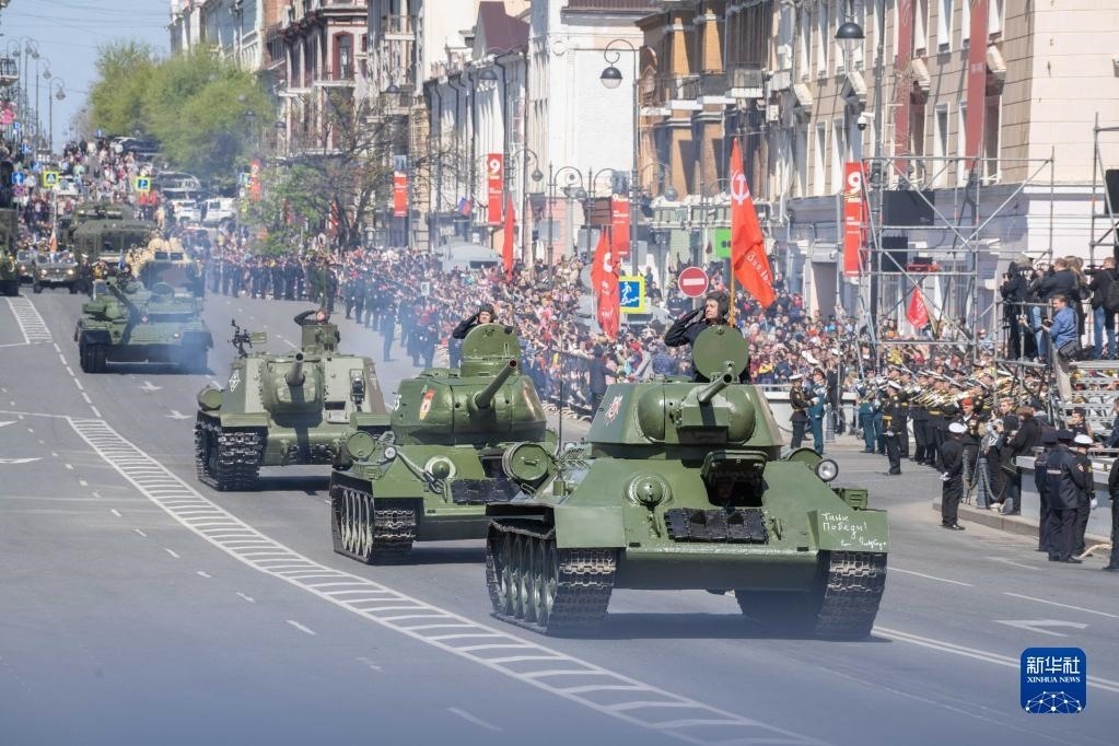 5月9日，在俄羅斯符拉迪沃斯托克市，坦克編隊(duì)參加閱兵式。新華社發(fā)（郭飛洲攝）