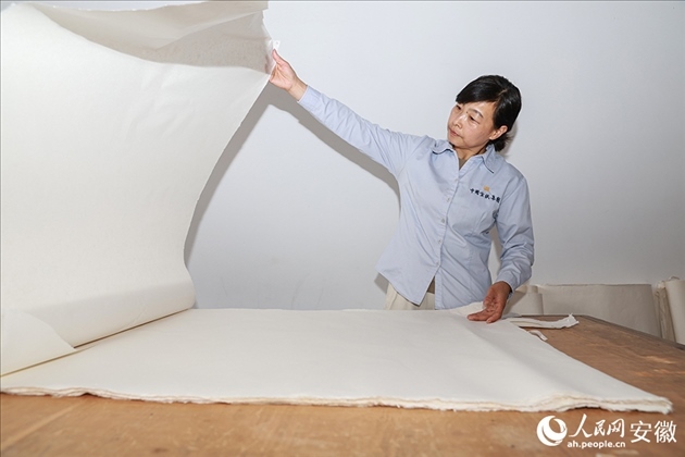 制簾需要將蔑條通過專門的小孔磨細。人民網(wǎng)記者 張俊攝