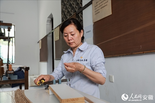撈紙需要兩位師傅默契配合。人民網(wǎng)記者 張俊攝