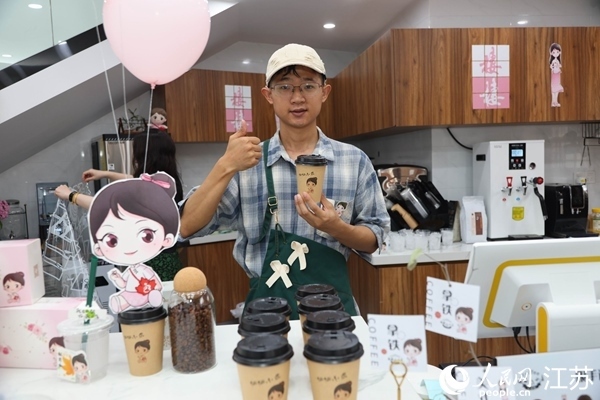 謝雨橋展示制作好的咖啡。人民網(wǎng)記者 馬曉波攝