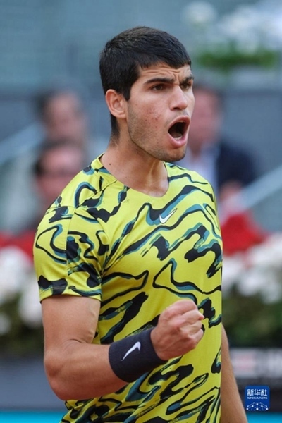 5月7日，阿爾卡拉斯在比賽中慶祝得分。當(dāng)日，在西班牙馬德里網(wǎng)球公開賽男單決賽中，西班牙選手阿爾卡拉斯以2比1戰(zhàn)勝德國選手施特魯夫，奪得冠軍。新華社記者 孟鼎博 攝