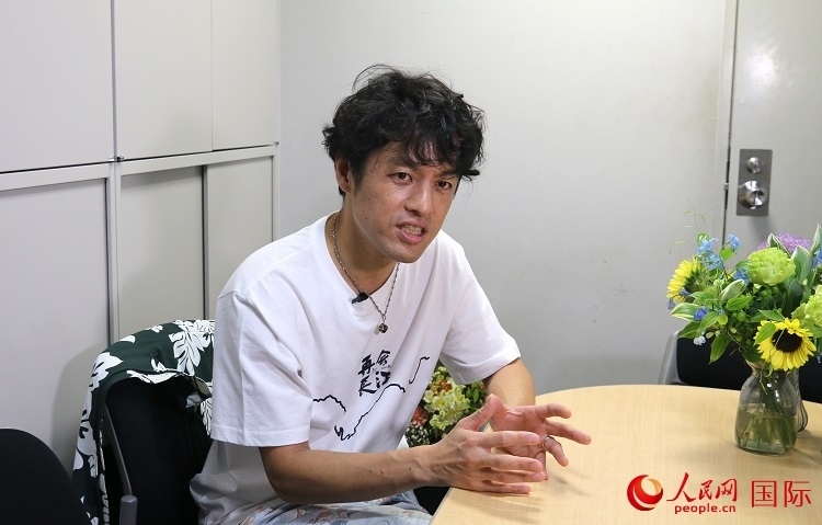 竹內(nèi)亮接受人民網(wǎng)專訪。人民網(wǎng) 許可攝