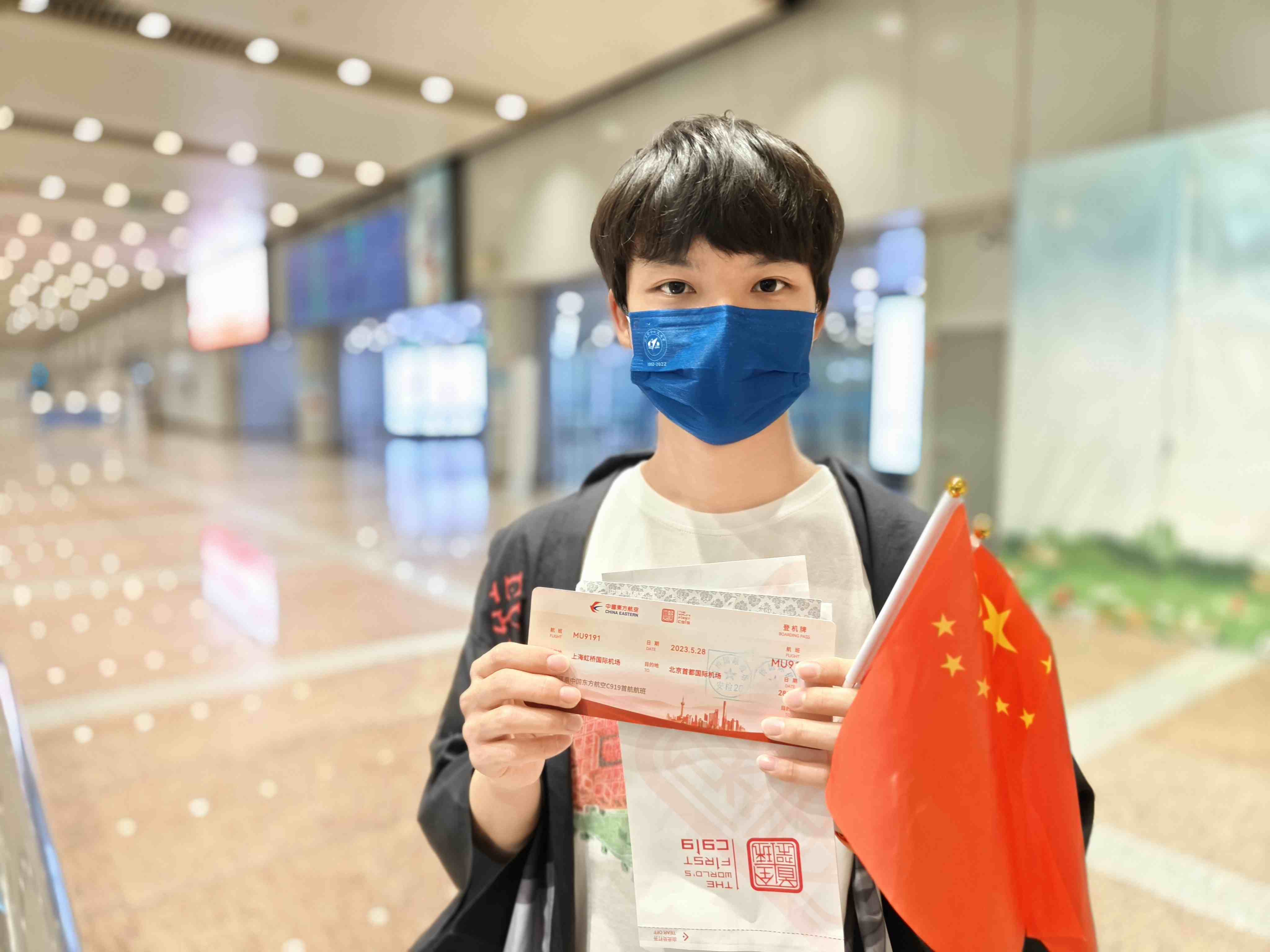 張可立向記者展示有著紀(jì)念意義的登機(jī)牌。人民網(wǎng)記者 夏曉倫攝