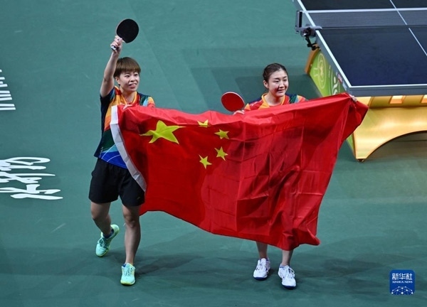 5月27日，陳夢(mèng)（右）/王藝迪慶祝勝利。當(dāng)日，在南非德班進(jìn)行的2023年世界乒乓球錦標(biāo)賽女子雙打決賽中，中國(guó)選手陳夢(mèng)/王藝迪以3比0戰(zhàn)勝韓國(guó)選手田志希/申裕斌，奪得冠軍。新華社記者 陶希夷攝