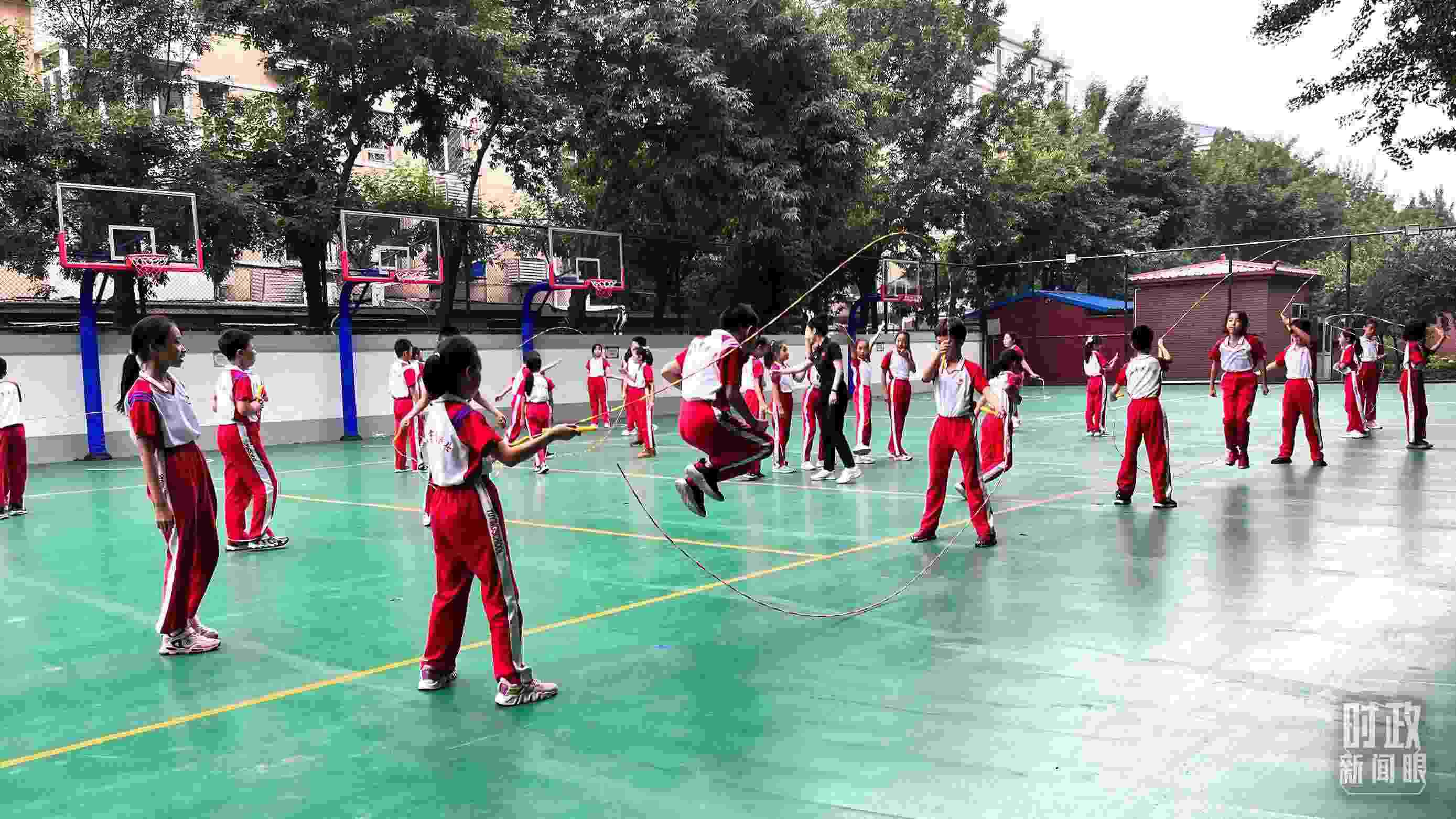 △正在跳繩的學(xué)生。（總臺(tái)央視記者張垚拍攝）