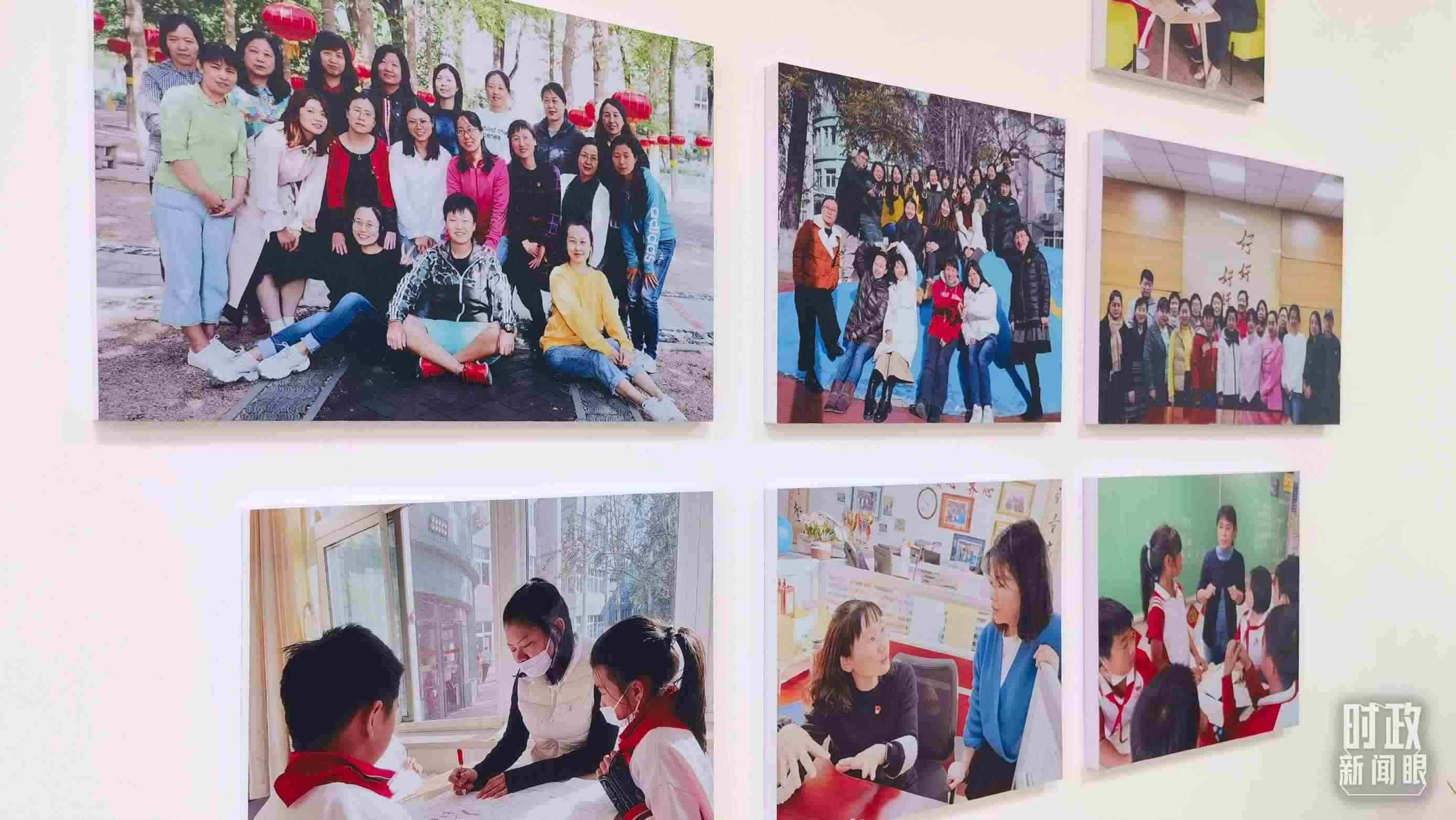 △五年級(jí)教師辦公室內(nèi)的合影展板。（總臺(tái)央視記者賈林拍攝）