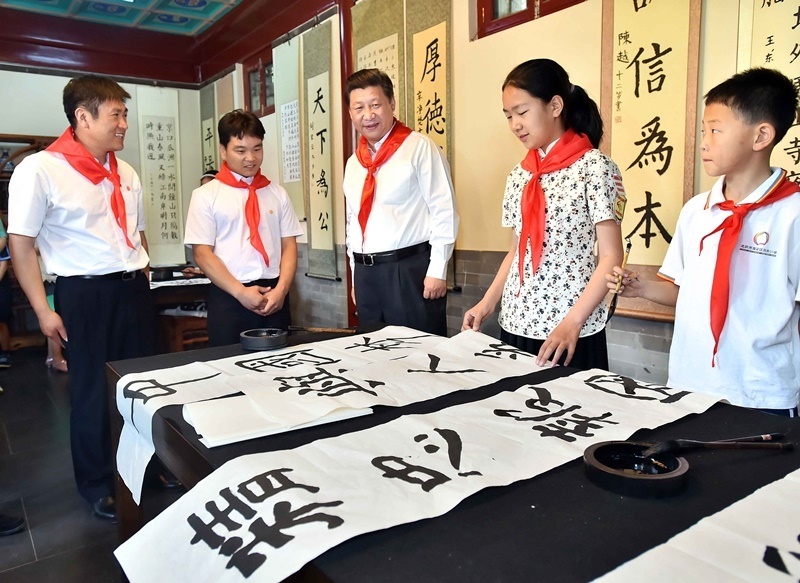 2014年5月30日，習(xí)近平總書記來到北京市海淀區(qū)民族小學(xué)，參加慶?！傲弧眹H兒童節(jié)活動(dòng)。