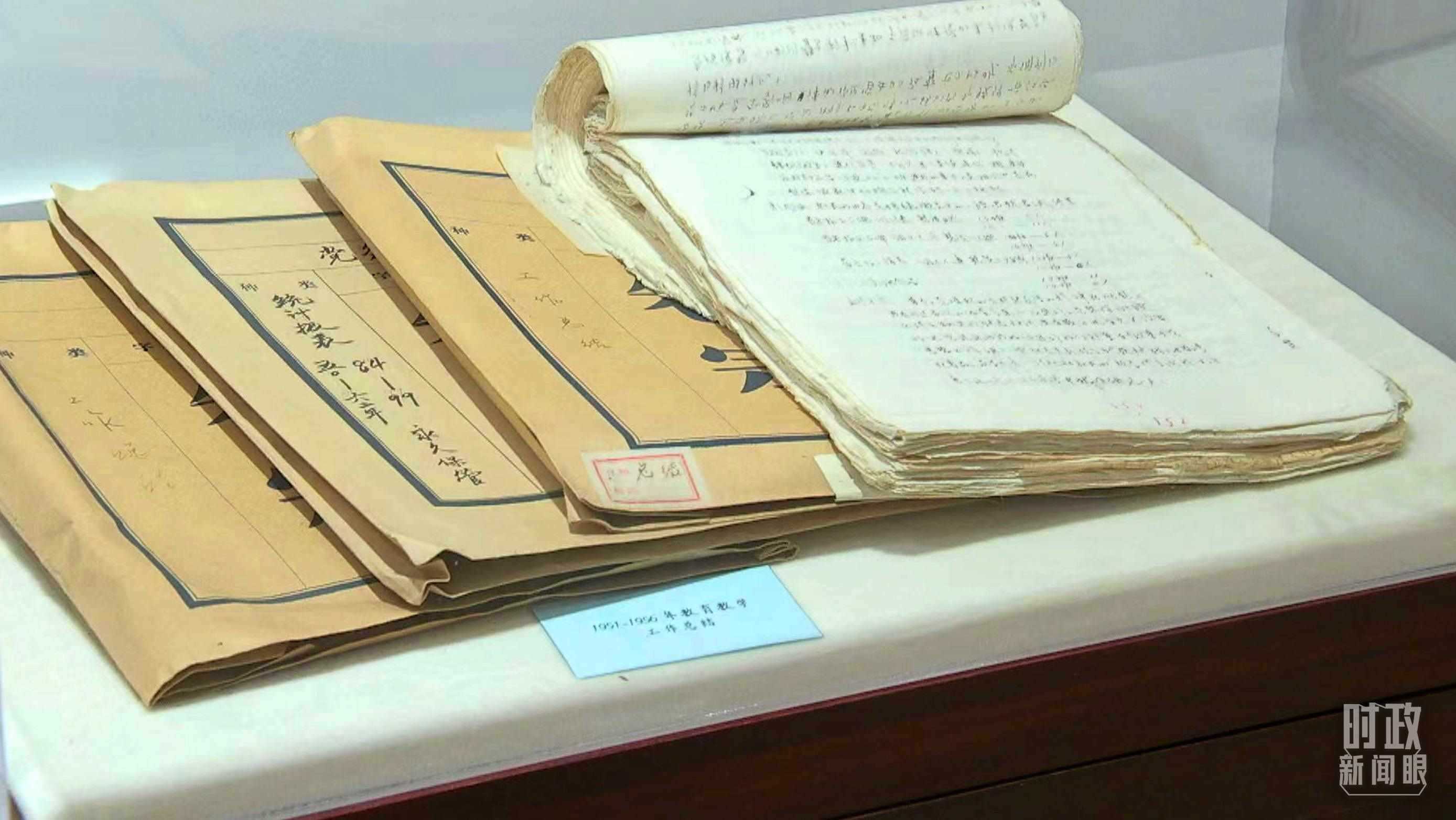 △校史館內(nèi)的教育教學(xué)工作總結(jié)展陳。（總臺(tái)央視記者金雨秋拍攝）