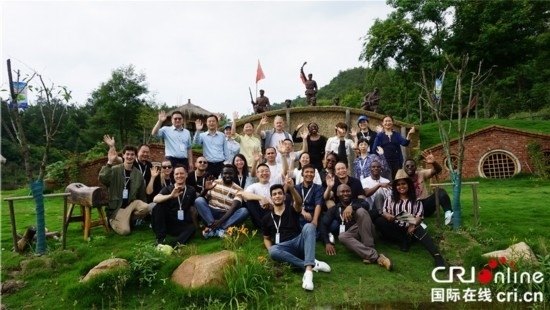 “一帶一路”國際青年走進信陽羅山 看“紅”“綠”資源助力鄉(xiāng)村未來_fororder_合影留念 攝影 賈親親.JPG