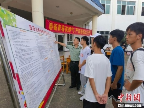 專武干部在講解應(yīng)征體檢標(biāo)準(zhǔn)。韋碩 攝