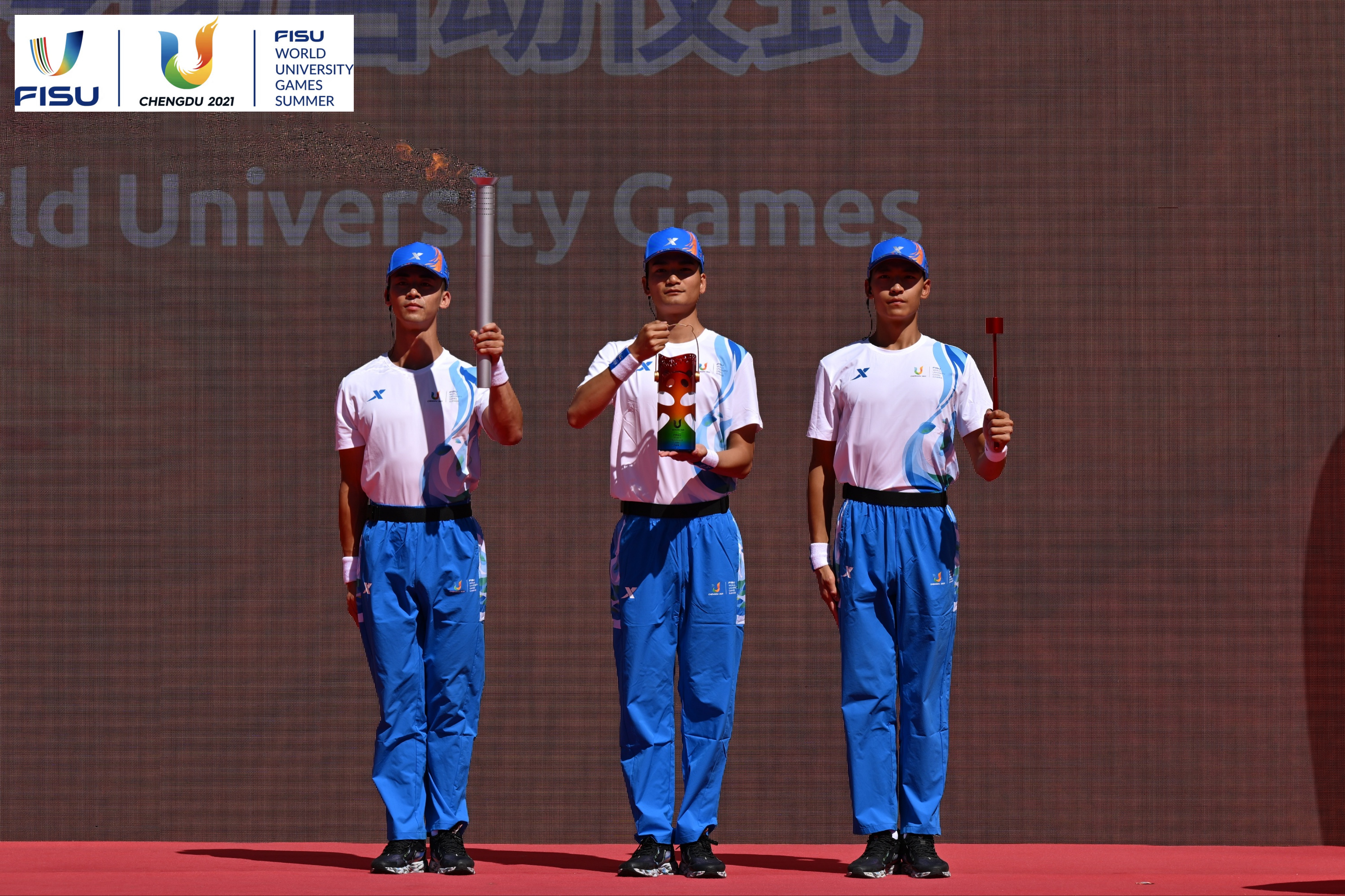 成都大運會火種護衛(wèi)隊點燃大運火炬。 圖片來源：成都大運會執(zhí)委會供圖