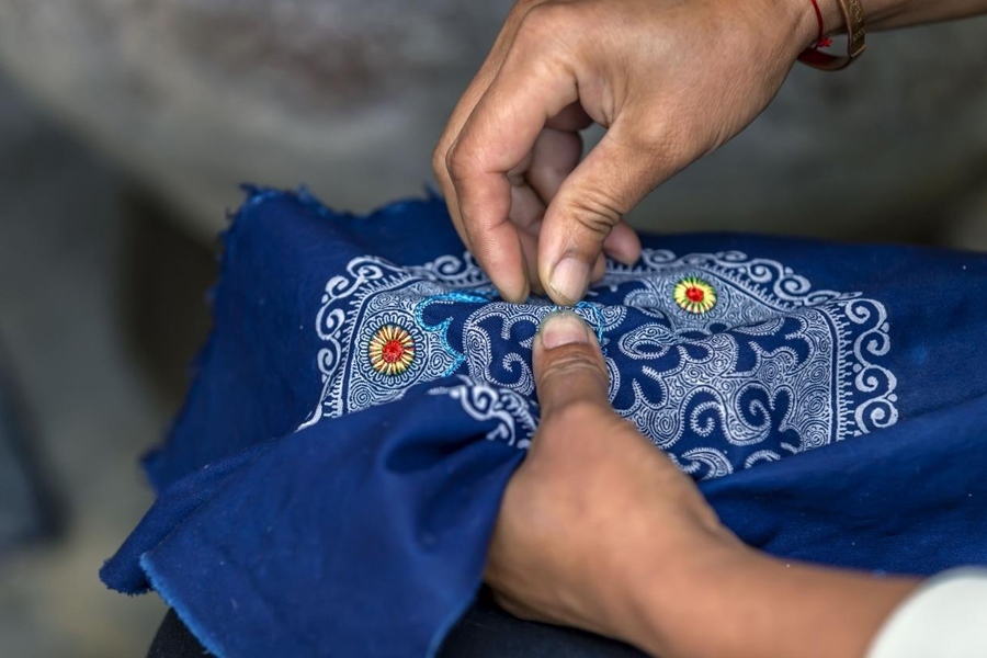 在貴州省黔西市新仁苗族鄉(xiāng)化屋村，村民在制作苗繡。新華社記者 范暉 攝