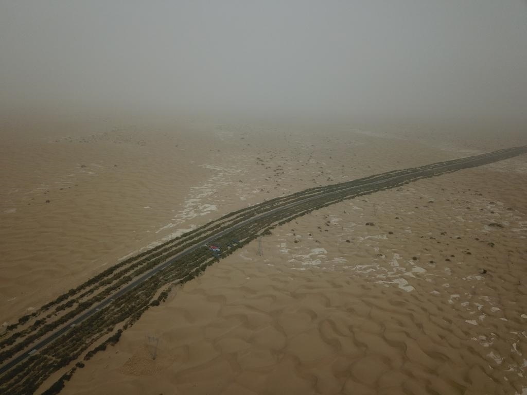 這是2019年8月12日拍攝的塔里木沙漠公路兩側(cè)的綠色屏障（無人機(jī)照片）。新華社記者宿傳義攝