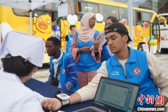 6月13日，在第20個世界獻(xiàn)血者日前夕，20名在贛留學(xué)生組團(tuán)前往血站獻(xiàn)血。吳迪 攝