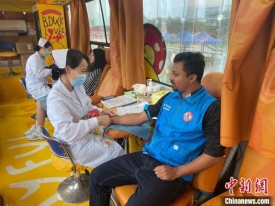 6月13日，在第20個世界獻(xiàn)血者日前夕，20名在贛留學(xué)生組團(tuán)前往血站獻(xiàn)血。吳迪 攝