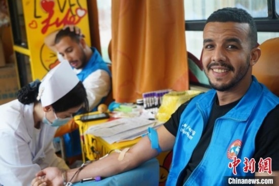 6月13日，在第20個世界獻(xiàn)血者日前夕，20名在贛留學(xué)生組團(tuán)前往血站獻(xiàn)血。吳迪 攝