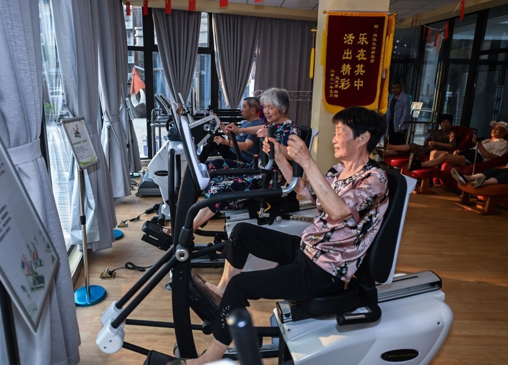 在浙江嘉興市南湖區(qū)新嘉街道電子社區(qū)鄰里中心的長者運(yùn)動健康之家內(nèi)，老人們在進(jìn)行器械鍛煉（2023年6月14日攝）。新華社記者 徐昱 攝