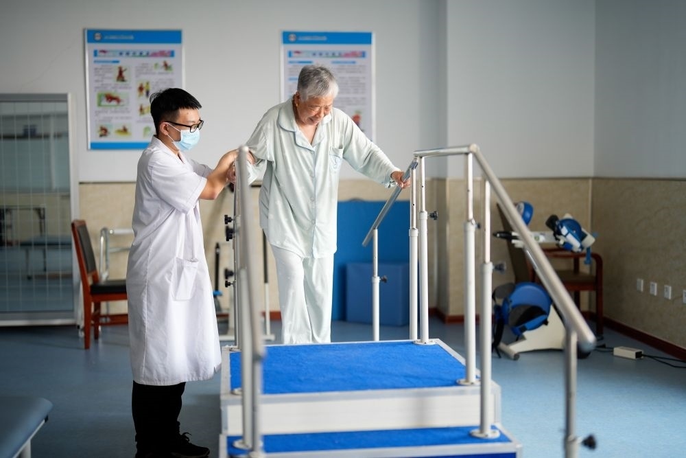 河北省灤南縣一家養(yǎng)老機(jī)構(gòu)的工作人員在指導(dǎo)老人進(jìn)行康復(fù)訓(xùn)練（2023年5月19日攝）。新華社記者 牟宇 攝