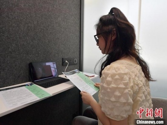 學(xué)生通過(guò)“云面試空間”進(jìn)行求職面試。劉棟 攝