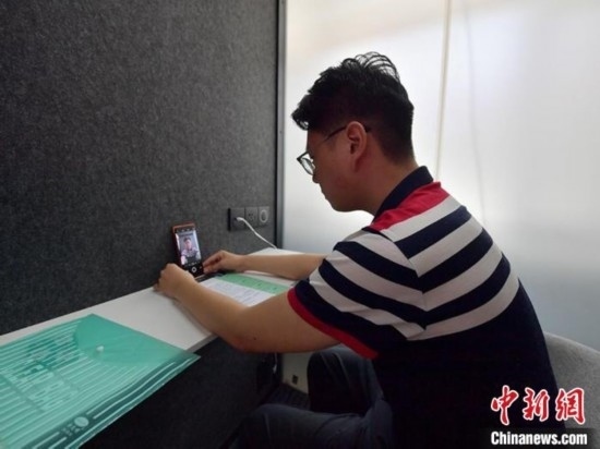 學(xué)生通過(guò)“云面試空間”進(jìn)行求職面試。劉棟 攝