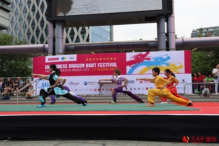 中華武術(shù)表演吸引了眾多英國(guó)觀眾。人民網(wǎng)記者 邢雪攝