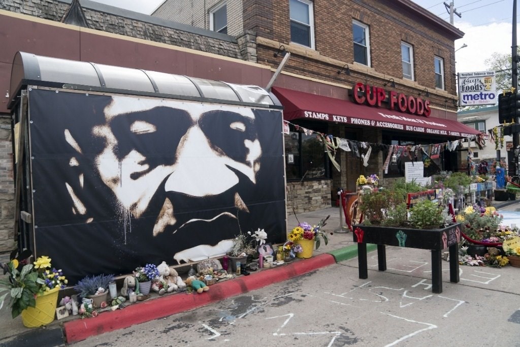 這是2022年5月22日在美國(guó)明尼蘇達(dá)州明尼阿波利斯市拍攝的弗洛伊德廣場(chǎng)。新華社記者劉杰攝